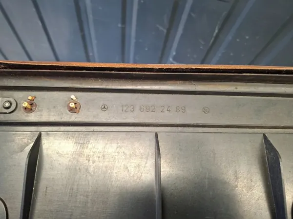 Panel maletero Mercedes-Benz W123 OEM 1236922489 image 5