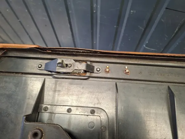 Panel maletero Mercedes-Benz W123 OEM 1236922489 image 6