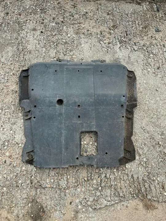 Dacia Sandero Stepway 0.9B Motoröverdrag 758904911R image 2