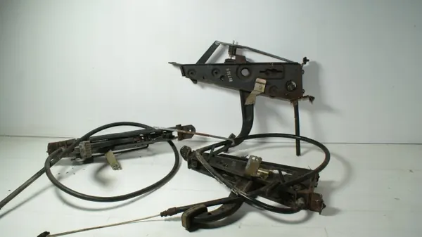 Mercedes R107 SL Handbromspedallänk OEM 1074200184 image 7