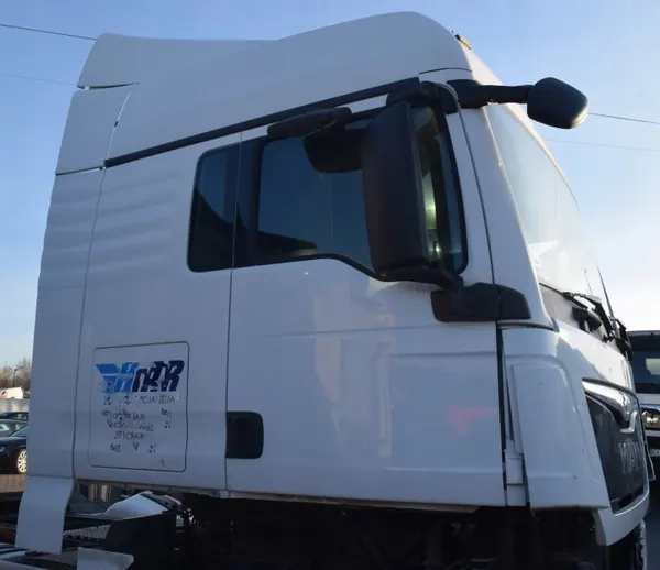 Komplett hytt MAN TGX XLX E6 440hk - Begagnat skick image 2