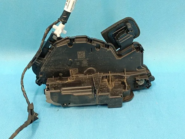 VW PASSAT B8 VARIANT 1.5 TSI 2024 Vänster Framdörrslås OEM image 2