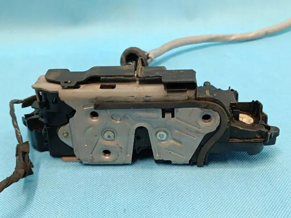 VW PASSAT B8 VARIANT 1.5 TSI 2024 Vänster Framdörrslås OEM image 3