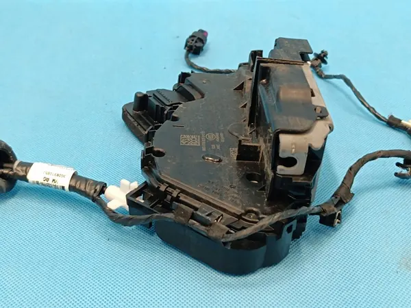 VW PASSAT B8 VARIANT 1.5 TSI 2024 Vänster Framdörrslås OEM image 6