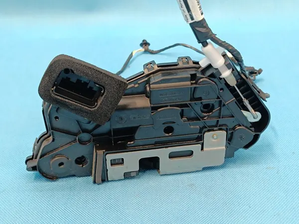 VW PASSAT B8 VARIANT 1.5 TSI 2024 Vänster Framdörrslås OEM image 7