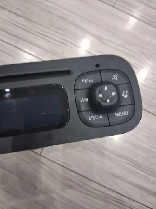 Fiat Panda III Werksradio OEM 7355946820 image 3