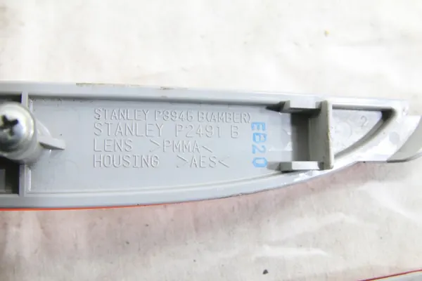 Takapuskurin heijastin OEM uz18026 Vas & Oik Mazda image 3