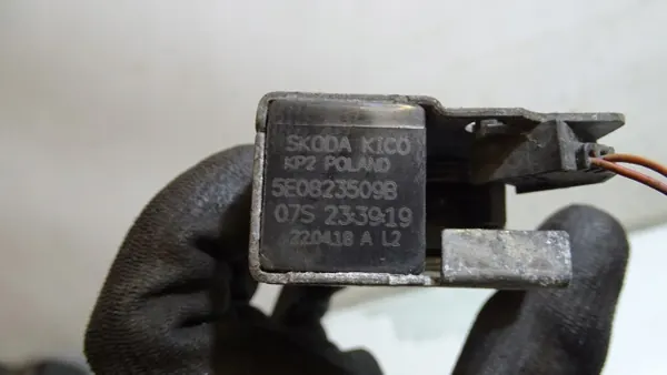 Fecho capô Skoda OE 5E0823509B para Octavia Mk3 image 3