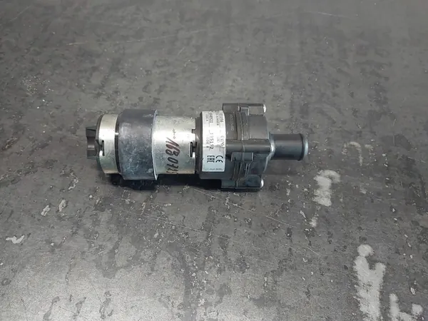 Vattencirkulationspump Mercedes-Benz C W203 A2038350064 image 7