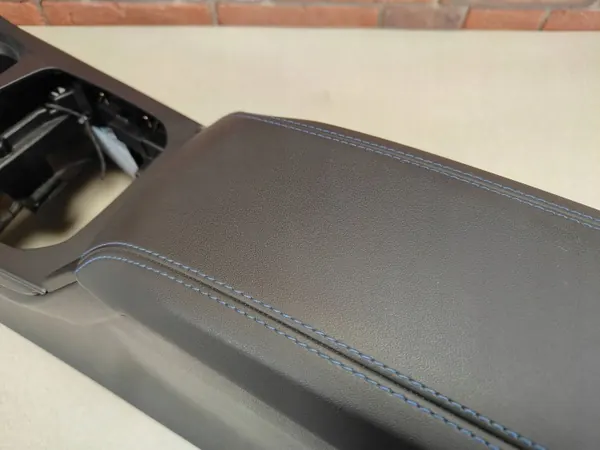 Mittkonsol armstöd OEM 5A8CCE6 blå söm BMW 1 F70 image 4