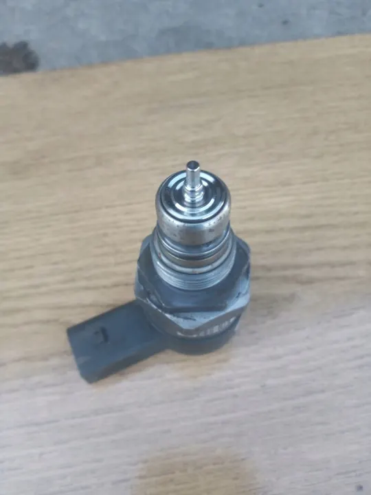 Válvula de presión combustible OEM 057130764F para Audi Q7 3.0 TDI image 3