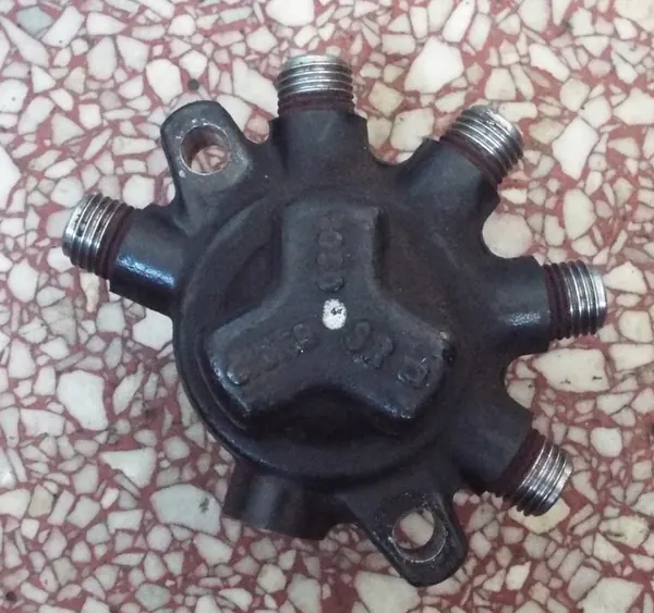 Distribuidor de combustible Ford OE 4M5Q 9D280DB - Usado image 2