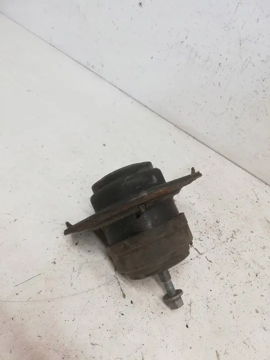 Jeep Grand Cherokee 2011 Engine Mount Bracket image 3