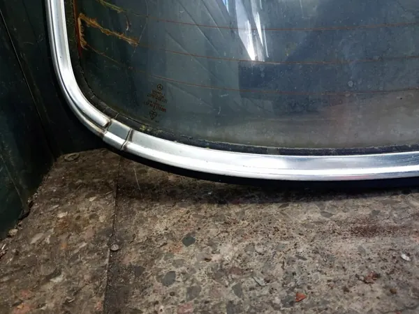 Mercedes W123 bakruta kromtätning OEM image 10