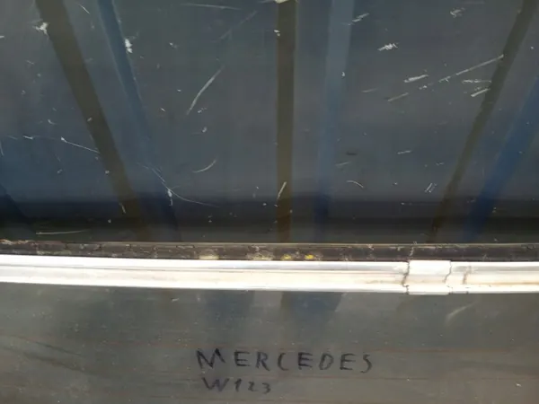 Mercedes W123 bakruta kromtätning OEM image 3