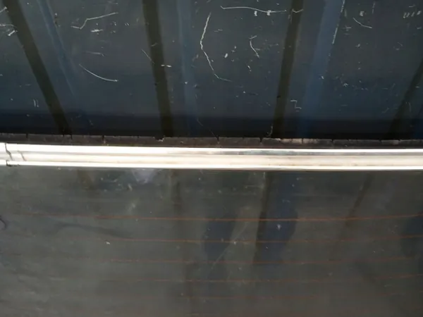 Mercedes W123 bakruta kromtätning OEM image 4