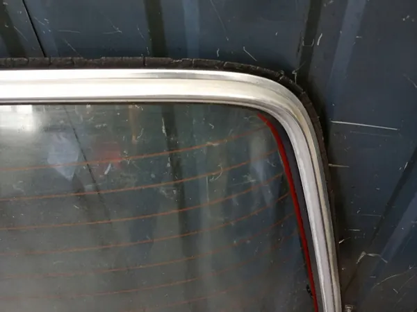 Mercedes W123 bakruta kromtätning OEM image 5