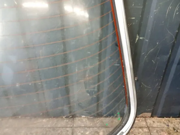 Mercedes W123 bakruta kromtätning OEM image 6