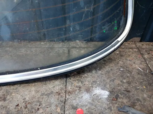 Mercedes W123 bakruta kromtätning OEM image 7