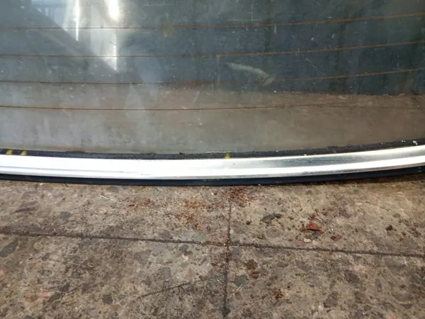 Mercedes W123 bakruta kromtätning OEM image 8