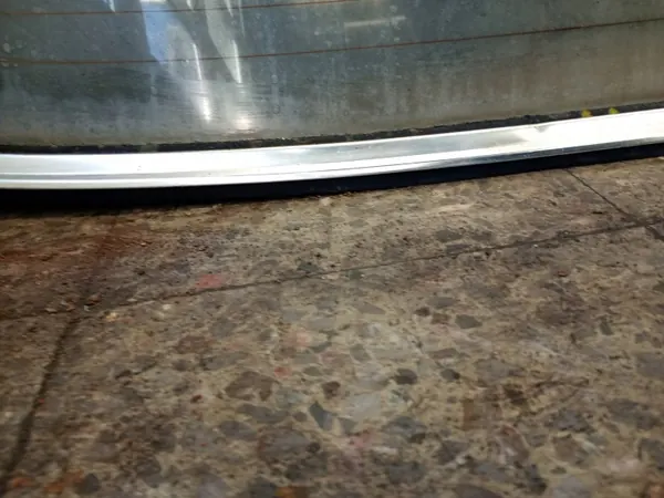 Mercedes W123 bakruta kromtätning OEM image 9