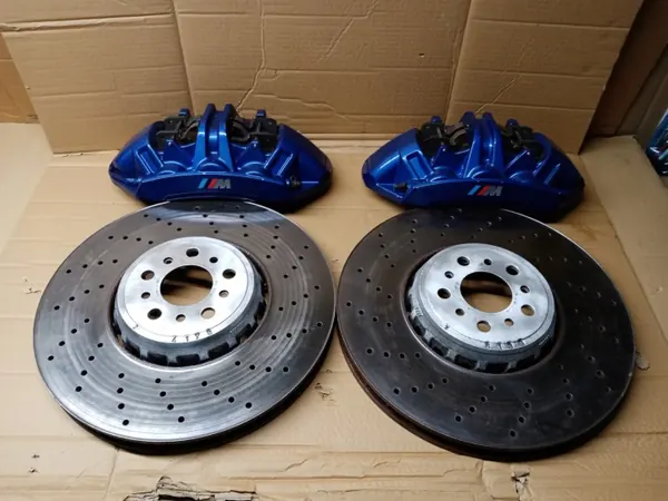 Discos e pinças de travão dianteiros BMW M5 F90 OEM image 2