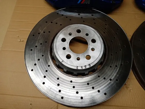 Discos e pinças de travão dianteiros BMW M5 F90 OEM image 3