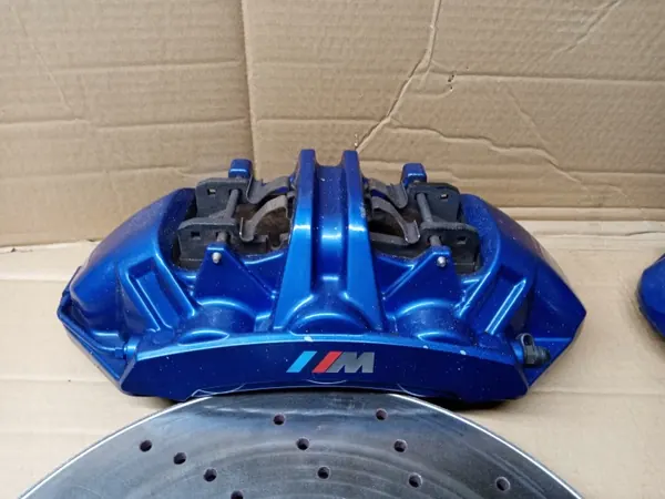 Discos e pinças de travão dianteiros BMW M5 F90 OEM image 4