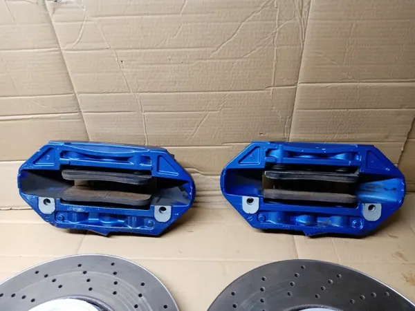 Discos e pinças de travão dianteiros BMW M5 F90 OEM image 6