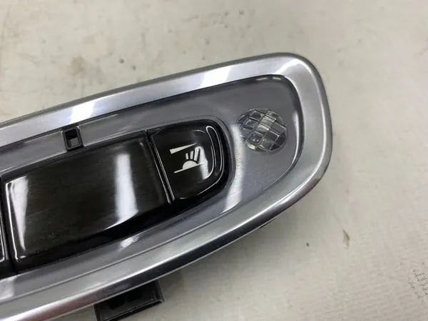 Luz de teto Volvo XC90 II OEM 32289806 - Usado image 3