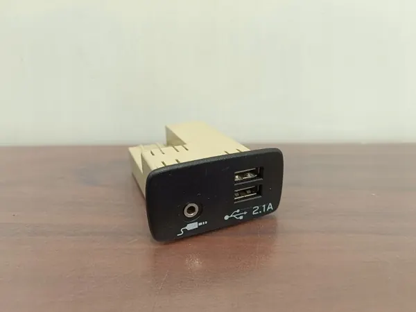 Subaru Forester SK 2023 USB-aansluiting OEM 86257VA130 image 2
