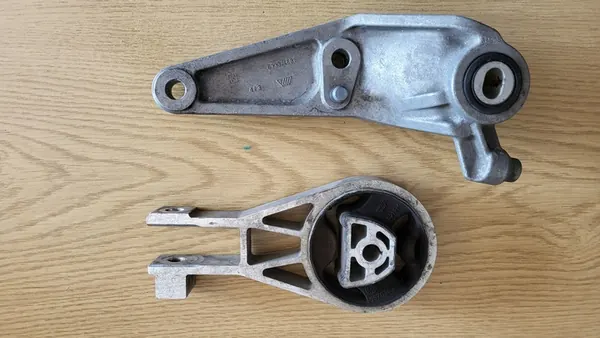 OPEL ADAM CORSA E 1.4 1.2 Engine Mount Bracket image 5