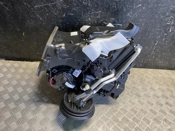 Boîtier de soufflante BMW OEM 9890105 - État utilisé image 3