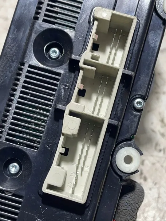 Ilmastointipaneeli OEM 74677580 VW Passat B6:lle image 3