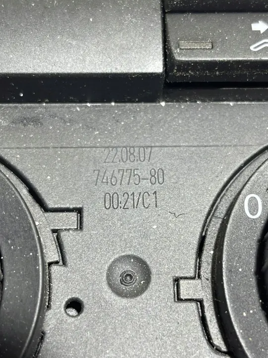 Ilmastointipaneeli OEM 74677580 VW Passat B6:lle image 4