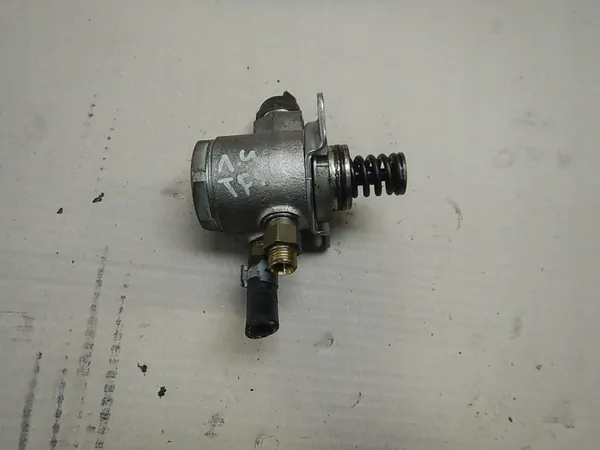 VW GOLF VI 1.4 TSI Pompe à carburant 03C127026D image 1