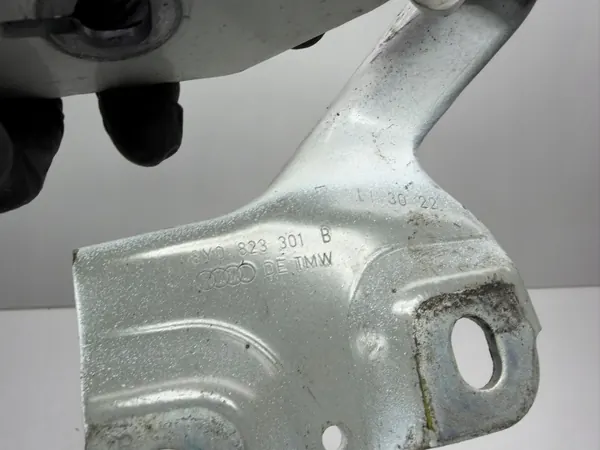 Audi A3 8Y vänster motorhuve gångjärn OEM 8Y0823301B image 4