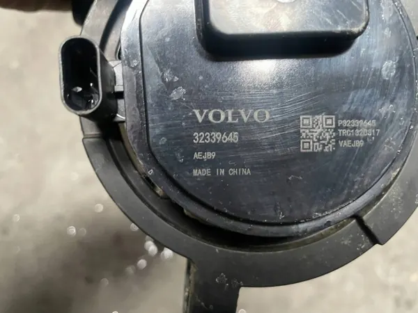 Volvo vattenpump OEM 32339645 - Begagnat skick image 3