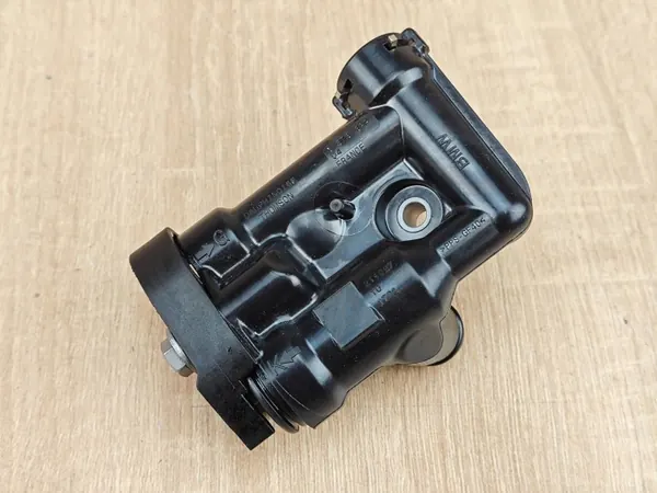 Carcaça do termóstato OEM 8678822 para BMW 530i G30 image 2
