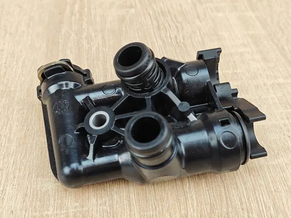 Carcaça do termóstato OEM 8678822 para BMW 530i G30 image 3