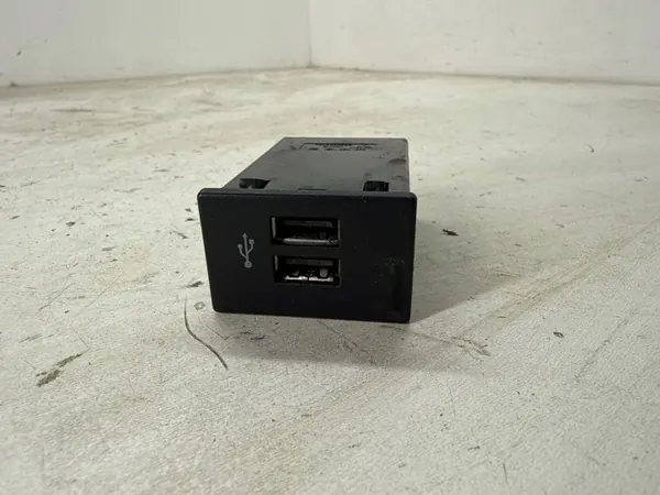 Enchufe USB Infiniti Q30 OEM 284H33ZD2A image 2