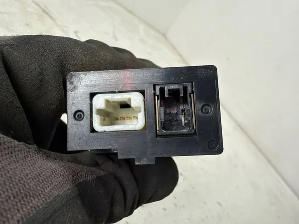 Enchufe USB Infiniti Q30 OEM 284H33ZD2A image 4