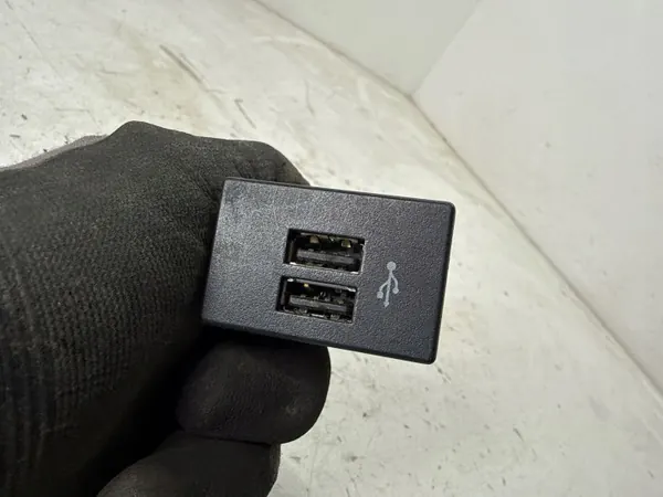 Enchufe USB Infiniti Q30 OEM 284H33ZD2A image 5