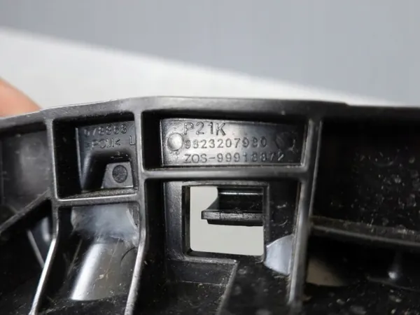 Peugeot 208 II Scivolo paraurti anteriore sinistro OEM 9823207980 image 3
