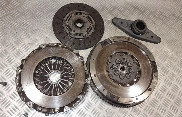 BMW E60 E61 525D Kaksoismassakytkinsetti OEM 7533923 image 3