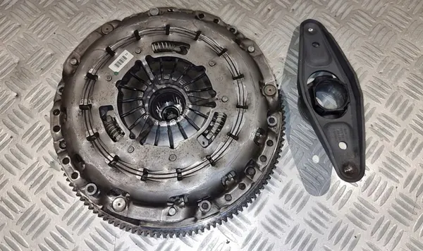 BMW E60 E61 525D Kaksoismassakytkinsetti OEM 7533923 image 5