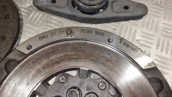 BMW E60 E61 525D Kaksoismassakytkinsetti OEM 7533923 image 8