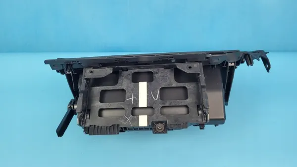 Passagerarhandskfack BMW X1 U11 23r OEM 2607192X image 3