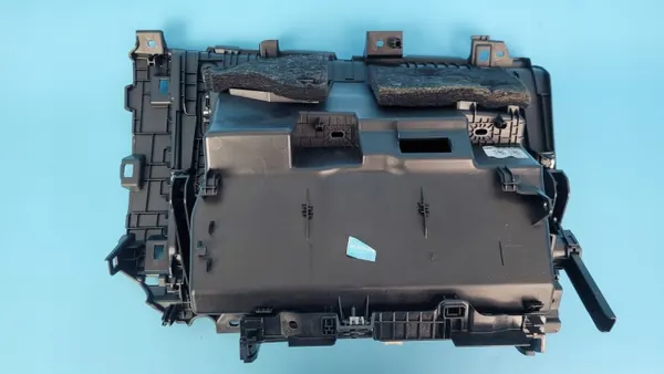 Passagerarhandskfack BMW X1 U11 23r OEM 2607192X image 4