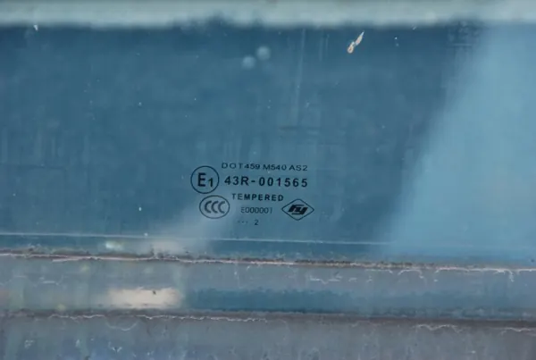 Renault OE E000001 Front Door Glass P/L image 3